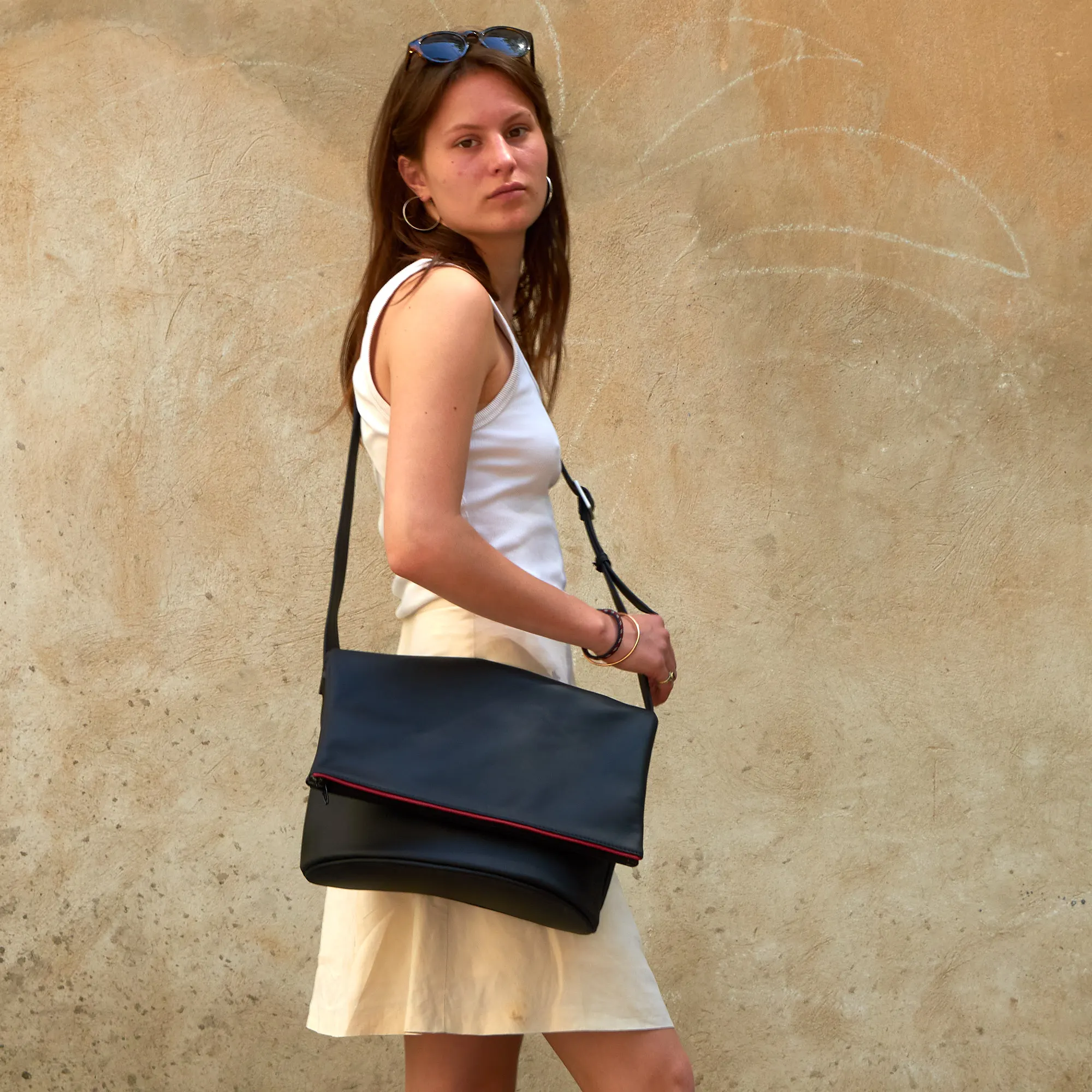 Frau trägt Olbrish Hantasche Chamäleon, Größe L, in schwarz-rotem Nappaleder